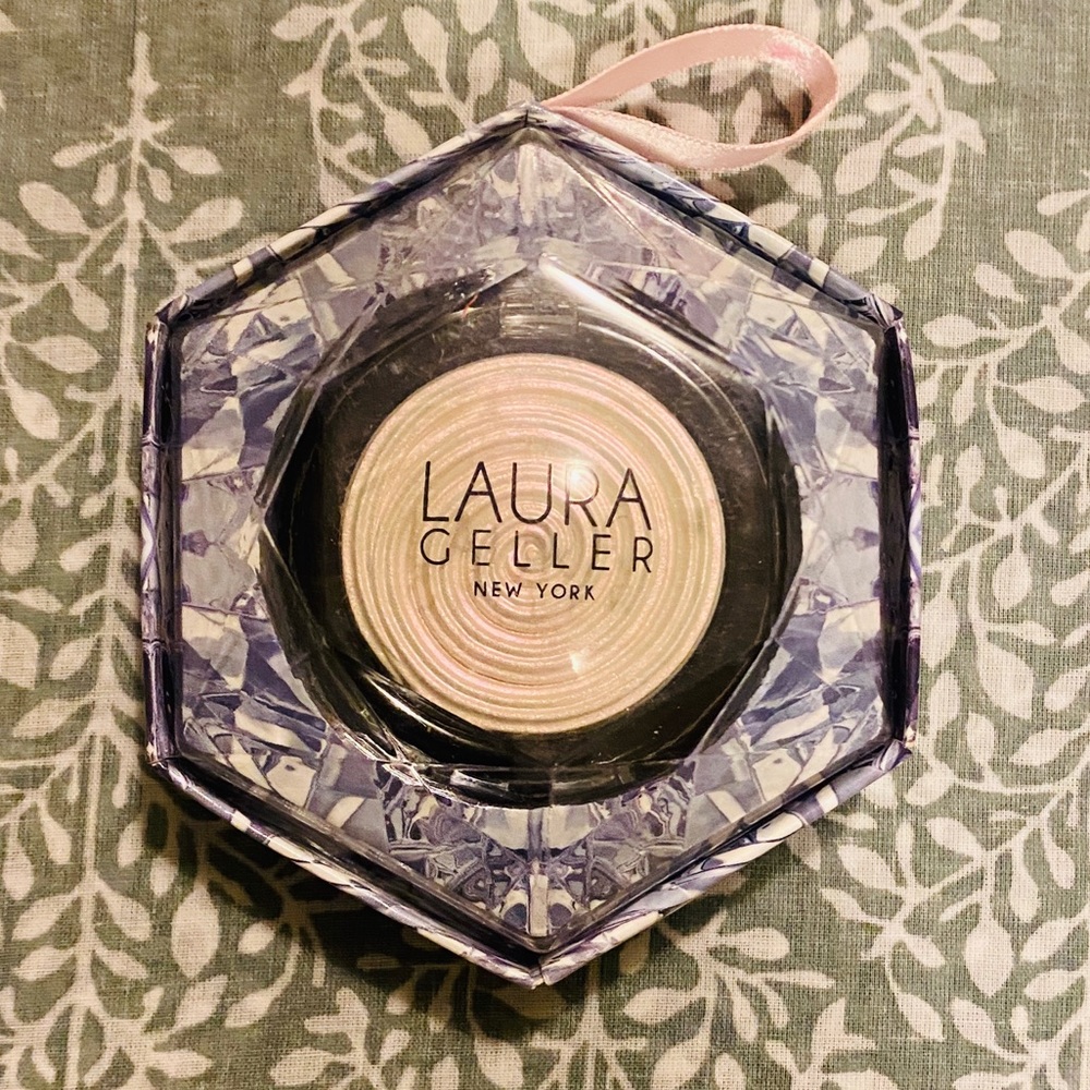 Laura Geller Swirl Illuminator in Diamond Dust